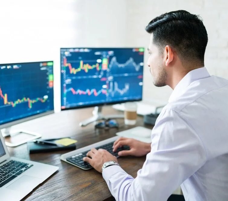 Ein Mann am Computer studiert Diagramme